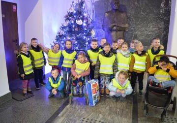 „Świąteczna magia w Urzędzie Miejskim – przedszkolaki ubierają choinkę”